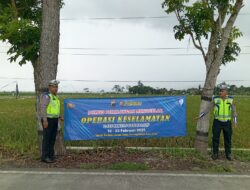 Pasang Spanduk, Satlantas Polres Pekalongan Sosialisasikan Pelaksanaan Ops Keselamatan Lalu Lintas Candi 2025