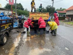 Polisi Pekalongan Bantu Tambal Jalan Rusak, Ciptakan Rasa Aman dan Nyaman bagi Pengguna Jalan serta Minimalkan Kecelakaan