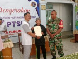 Penyerahan Sertifikat Massal Program Pendaftaran Tanah Sistematik Lengkap (PTSL) di Desa Gunungbatu
