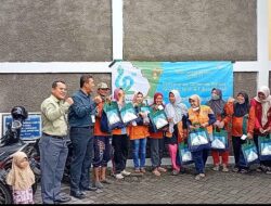 *BINGKISAN LEBARAN UNTUK PENGEMUDI BECAK DAN JURU KEBERSIHAN DARI BANK JAWA TENGAH CABANG PEKALONGAN*