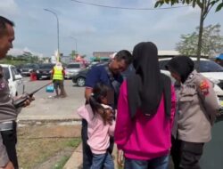 *Polwan Polres Pekalongan Bantu Keluarga Pemudik yang Terpisah di Rest Area*