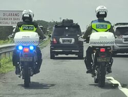 *Polisi Polres Pekalongan Bantu Pemudik yang Mobilnya Mogok di KM 333*