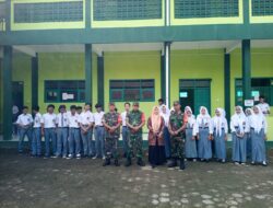 Koramil Tersono Berikan Pelatihan Tata Upacara Bendera di SMA Wahid Hasyim