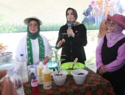 *Warga Kelurahan Bendan Kergon Pekalongan, Kelola Sampah Rumah Tangga dengan Media Biowash*