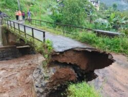 Longsor di Lebakbarang Akibatkan Jembatan Penghubung Desa Pamutuh dan Desa Depok Terputus