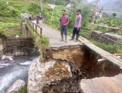 Putus Akibat Longsor, Anggota Polsek Lebakbarang dan Warga Kerja Bakti Bikin Jembatan Sementara