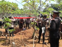 Kapolres Pekalongan Pimpin Upacara Persemayaman dan Pemakaman Almarhum Aiptu Kanapi