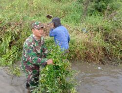 Babinsa Koramil 03/Gringsing Bersama Warga Bersihkan Saluran Irigasi