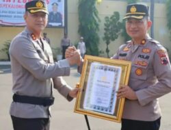 *KAPOLRES PEKALONGAN KOTA BERIKAN PENGHARGAAN KEPADA DUA PERSONEL POLISI*