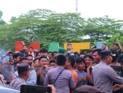 Warga Sijambe Geruduk Balai Desa, Tuntut Pengembalian Dana Desa dan Mundurnya Sekdes