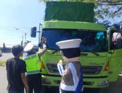 Satlantas Polres Pekalongan Sosialisasikan Bahaya ODOL di Jalur Pantura Siwalan