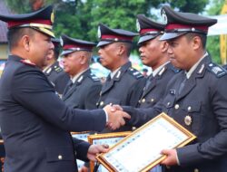 *Kapolres Pekalongan Berikan Penghargaan kepada Anggota dan Warga saat Upacara Hari Bhayangkara ke-79*