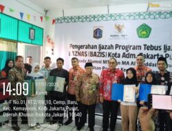Wali Kota Jakpus Serahkan Bantuan Tebus Ijazah untuk Siswa Tidak Mampu