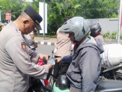 Sinergi Polri dan Masyarakat, Polsek Kemayoran Bagikan Ratusan Bendera Merah Putih