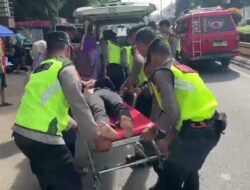 Gerak Cepat Pospam Kedungwuni Evakuasi Korban Laka Lantas di Simpang Tiga Bebekan Barat