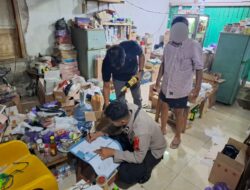 Jelang Nataru, Polsek Sragi Razia Warung-warung dan Sita Puluhan Botol Miras