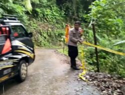 Awas Jurang! Bhabinkamtibmas Petungkriyono Pasang Garis Polisi di Jalur Rawan Longsor