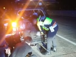 Aksi Humanis Satlantas Polres Pekalongan Bantu Pengemudi Pecah Ban di Tol Pemalang–Batang