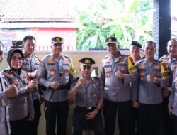 Haru di Awal Tahun 2026, Kapolres Pekalongan Datangi Rumah Anggota untuk Upacara Kenaikan Pangkat Pengabdian