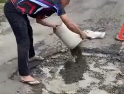 Nekat Demi Keselamatan, Polisi Lalu Lintas di Pekalongan Tambal Jalan Berlubang Seorang Diri
