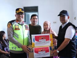 Kapolres Pekalongan Terjun Langsung Salurkan Bansos untuk Korban Banjir Sipait