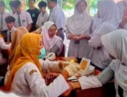 PUSKESMAS MEDONO LAKUKAN CEK KESEHATAN GRATIS DAN SKRINING PERILAKU MEROKOK PADA SISWA SISWI MAN 1 PEKALONGAN