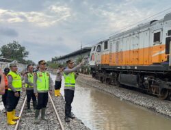 Pasca Banjir, Dua Kapolres Tinjau Jalur Rel Kereta Api di Pekalongan