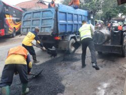 Satlantas Polres Pekalongan Bersama Balai Jalan Tambal Jalan Berlubang, Dukung Operasi Keselamatan Candi 2026