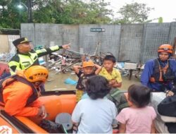 Banjir Kembali Rendam Siwalan, 129 Warga Desa Pait Dievakuasi ke Tiga Posko Pengungsian