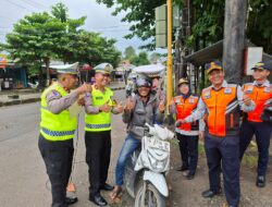 Satlantas Polres Pekalongan dan Dishub Bagi Helm Gratis, Operasi Keselamatan Candi 2026 Kedepankan Edukasi Humanis