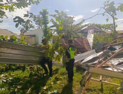 Polsek Wonopringgo dan Koramil Gotong Royong Bantu Warga Terdampak Puting Beliung di Lima Desa