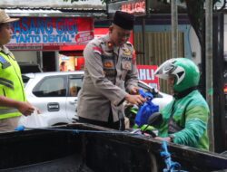 Diguyur Rintik Hujan, Polres Pekalongan Tetap Semangat Berbagi Takjil di Tugu Nol KM Kajen