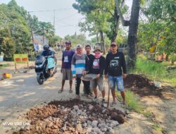 Warga Gabuswetan Sukarela Perbaiki Jalan Berlubang, Antisipasi Kecelakaan Jelang Idul Fitri