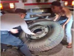 Petugas Pos Yan Rest Area 338A Bantu Truk Pecah Ban Saat Patroli Malam