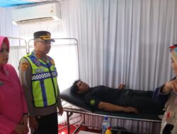 Pemudik Mengantuk Tabrak Traffic Cone di Depan Pospam IBC Wiradesa, Petugas Sigap Beri Pertolongan