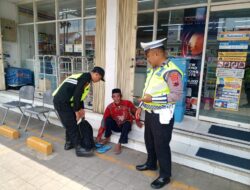 Polisi Sigap Evakuasi Lansia Linglung di Kedungwuni, Wujud Pelayanan Humanis Operasi Ketupat Candi 2026