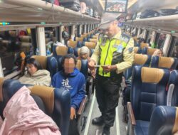 Sentuhan Kepedulian Polsek Wiradesa, Bantu Pria Terlantar Pulang ke Pelukan Keluarga