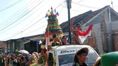 Tradisi Ruwat Bumi Warga Desa Jatingarang Karnaval Gunungan Hasil Bumi