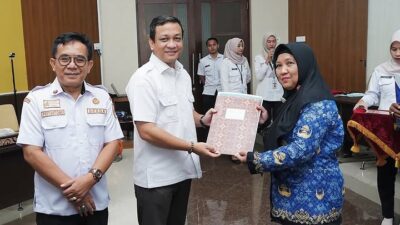 *WALIKOTA PEKALONGAN SERAHKAN THT DAN LEPAS ASN PURNA TUGAS*