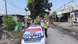 Satlantas Polres Pekalongan Bersama TNI dan Warga Tambal Jalan Berlubang, Tingkatkan Keselamatan Pengguna Jalan