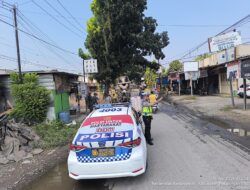 Satlantas Polres Pekalongan Bersama TNI dan Warga Tambal Jalan Berlubang, Tingkatkan Keselamatan Pengguna Jalan