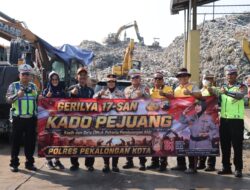 Semangat Berbagi, Kapolres Pekalongan Kota Salurkan Bantuan Kepada Petugas Kebersihan TPA Degayu