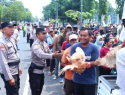 Polres Pekalongan Amankan Aksi Sosial Peternak, 350 Ayam Dibagikan ke Warga
