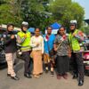 CFD Kajen Semarak, Polres Pekalongan Bagikan Bendera Merah Putih Jelang HUT ke-81 RI