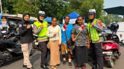 CFD Kajen Semarak, Polres Pekalongan Bagikan Bendera Merah Putih Jelang HUT ke-81 RI