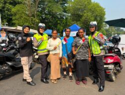 CFD Kajen Semarak, Polres Pekalongan Bagikan Bendera Merah Putih Jelang HUT ke-81 RI