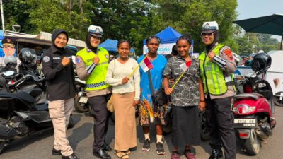 CFD Kajen Semarak, Polres Pekalongan Bagikan Bendera Merah Putih Jelang HUT ke-81 RI