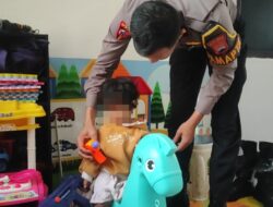 Sentuhan Hangat Polisi Pekalongan, Ipda Purwanto Telaten Momong Anak Pemohon Surat Kehilangan