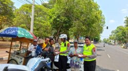 Jumat Berkah, Satlantas Polres Pekalongan Bagikan Nasi Kotak untuk Pedagang dan Tukang Becak di Karanganyar dan Kajen