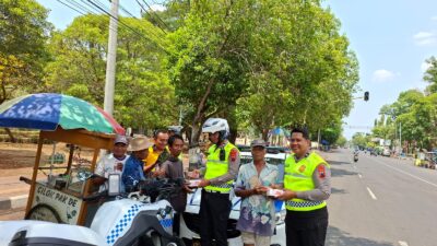Jumat Berkah, Satlantas Polres Pekalongan Bagikan Nasi Kotak untuk Pedagang dan Tukang Becak di Karanganyar dan Kajen